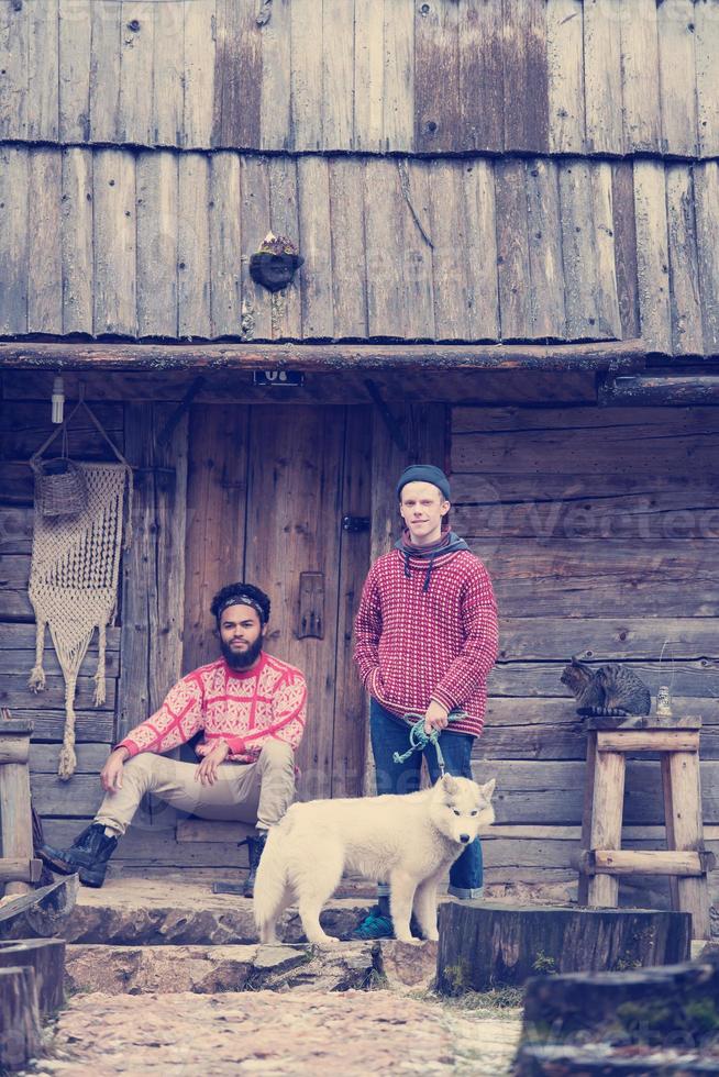 Freunde zusammen vor altem Holzhaus foto