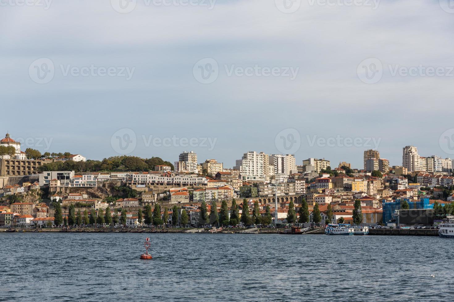 Blick auf Porto City am Flussufer foto