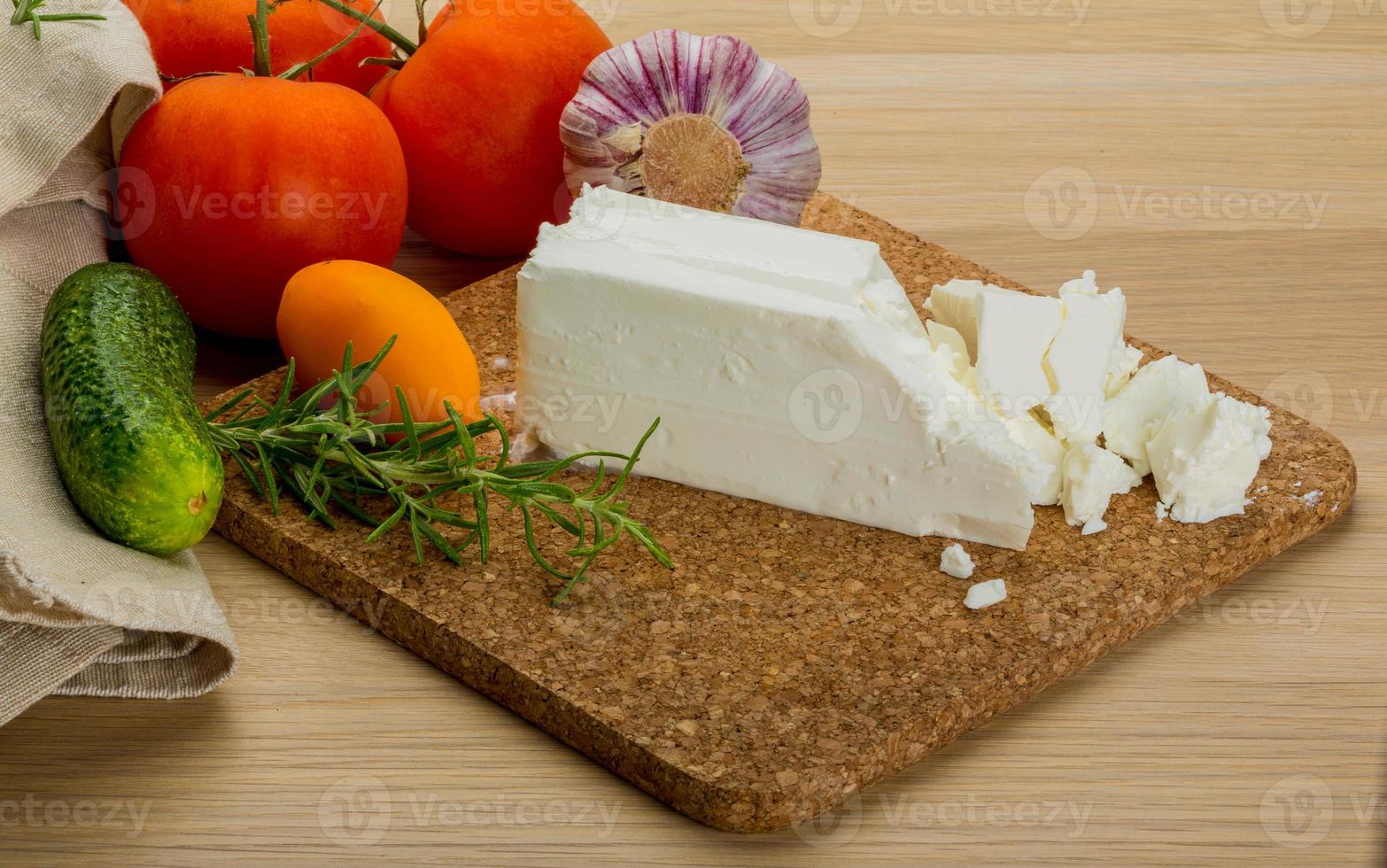 Feta-Käse auf Holzplatte foto