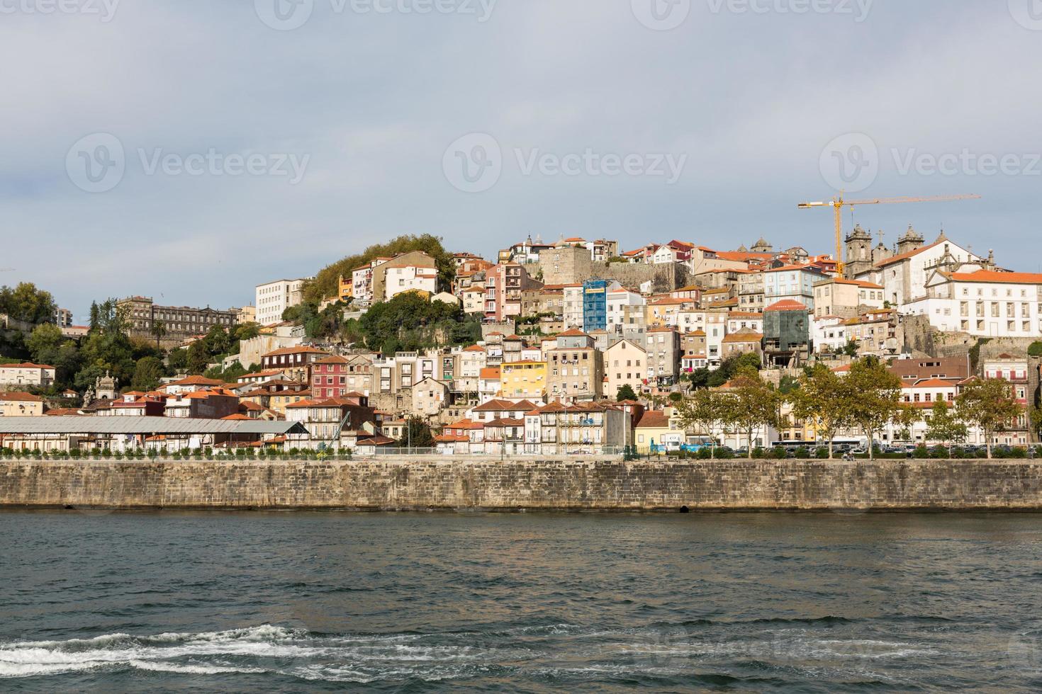 Blick auf Porto City am Flussufer foto