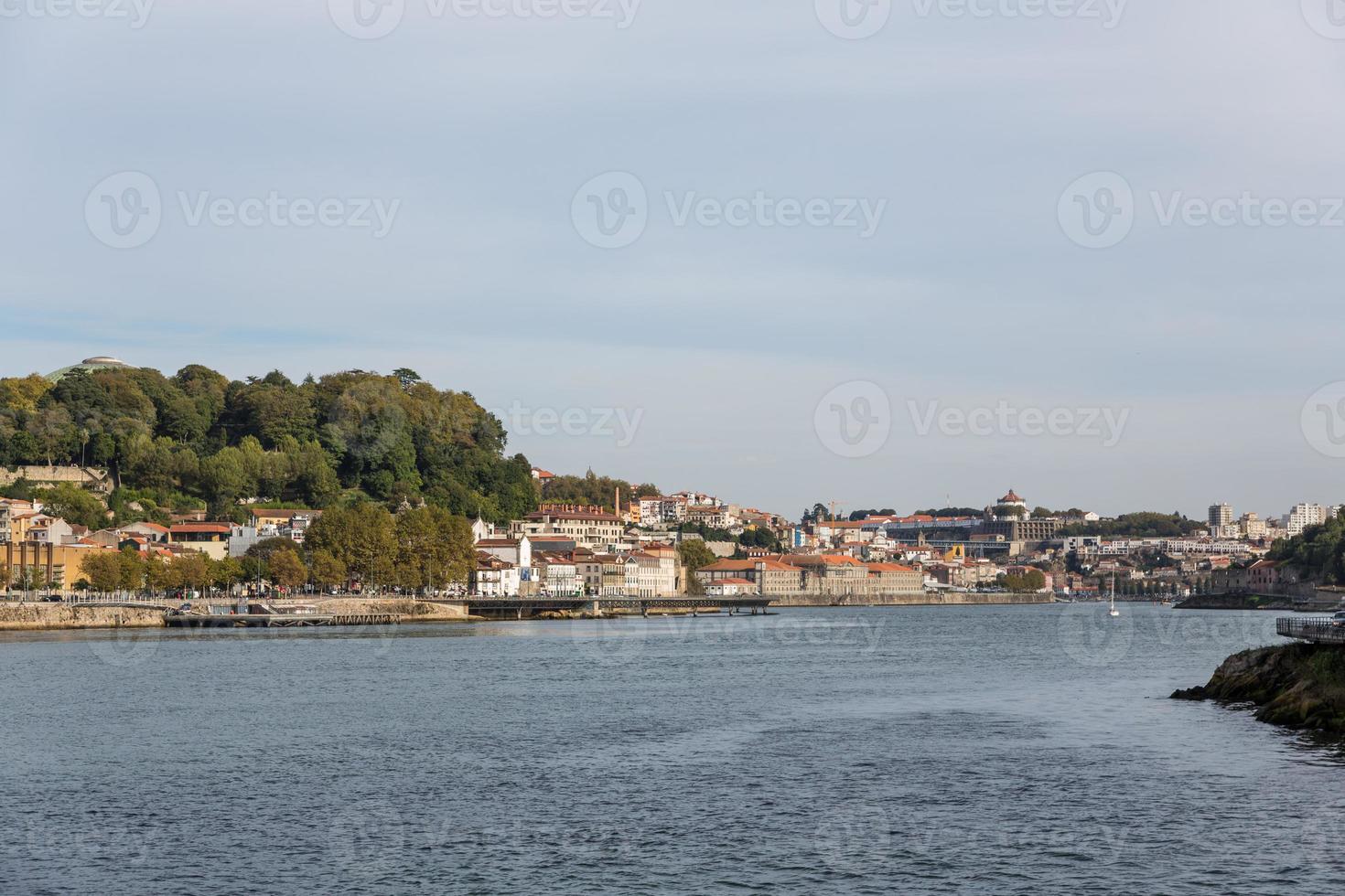 Blick auf Porto City am Flussufer foto