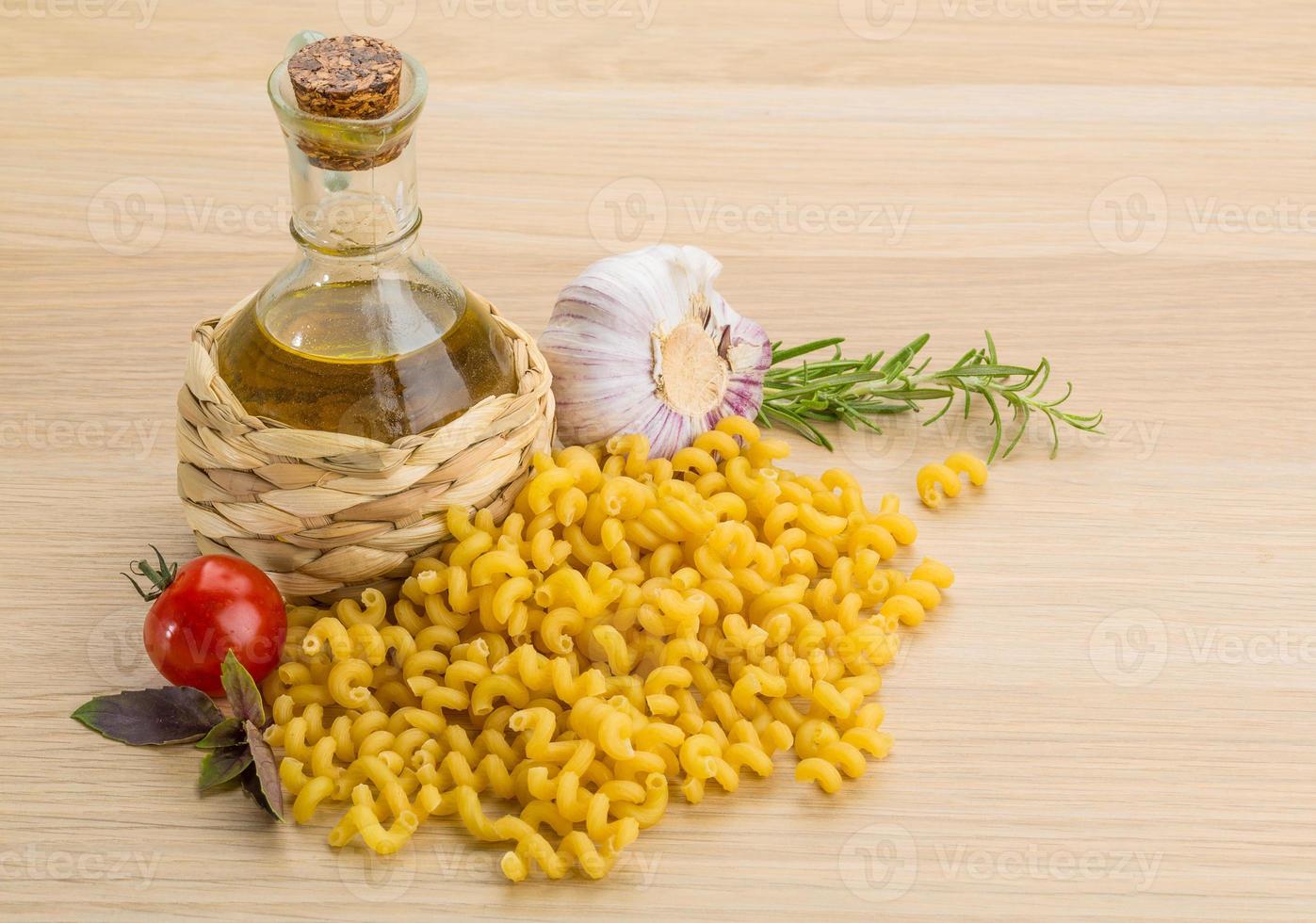 Fusilli auf Holzhintergrund foto