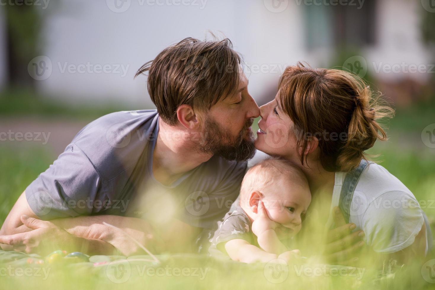 Hipster-Familie, die sich im Park entspannt foto