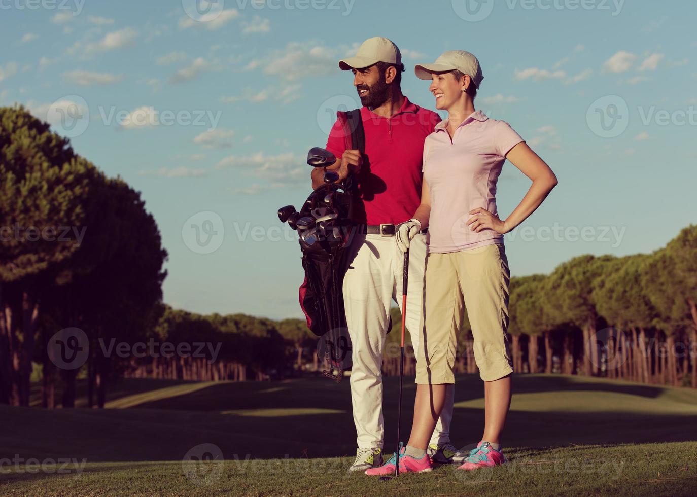 Porträt eines Paares auf dem Golfplatz foto