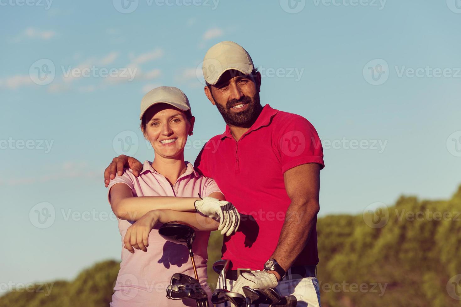 Porträt eines Paares auf dem Golfplatz foto