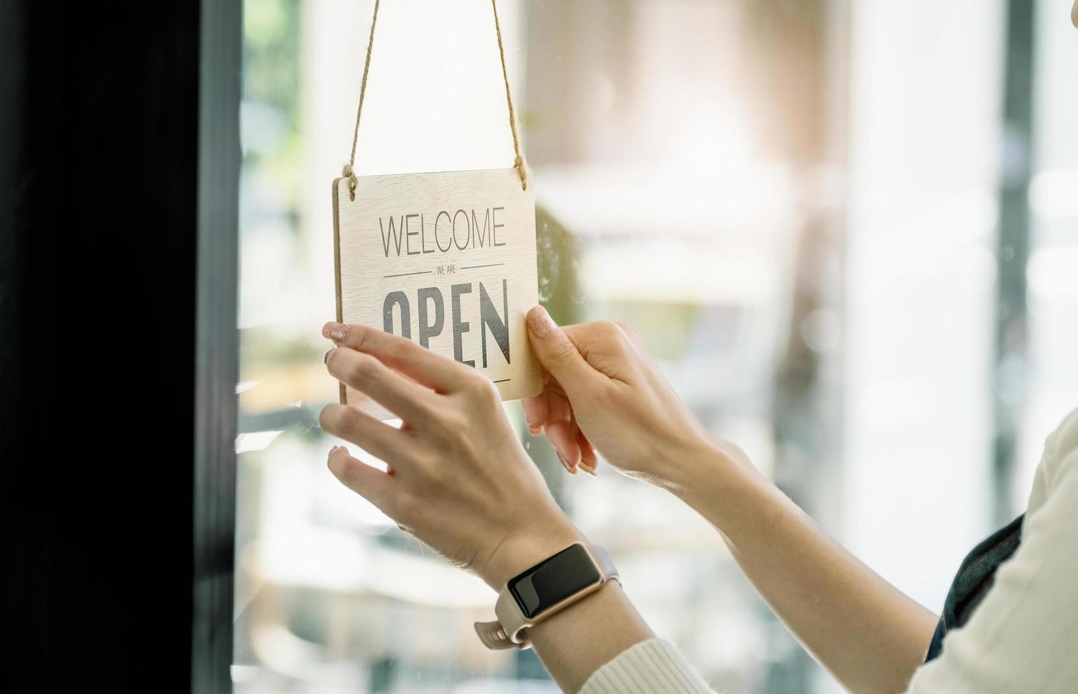 Startup-Läden, Kleinunternehmer, die an der Rezeption ein Schild für Kunden aufstellen, die kommen werden, um den Service im Geschäft zu nutzen, nachdem sich die Coronavirus-Situation entwickelt hat. foto