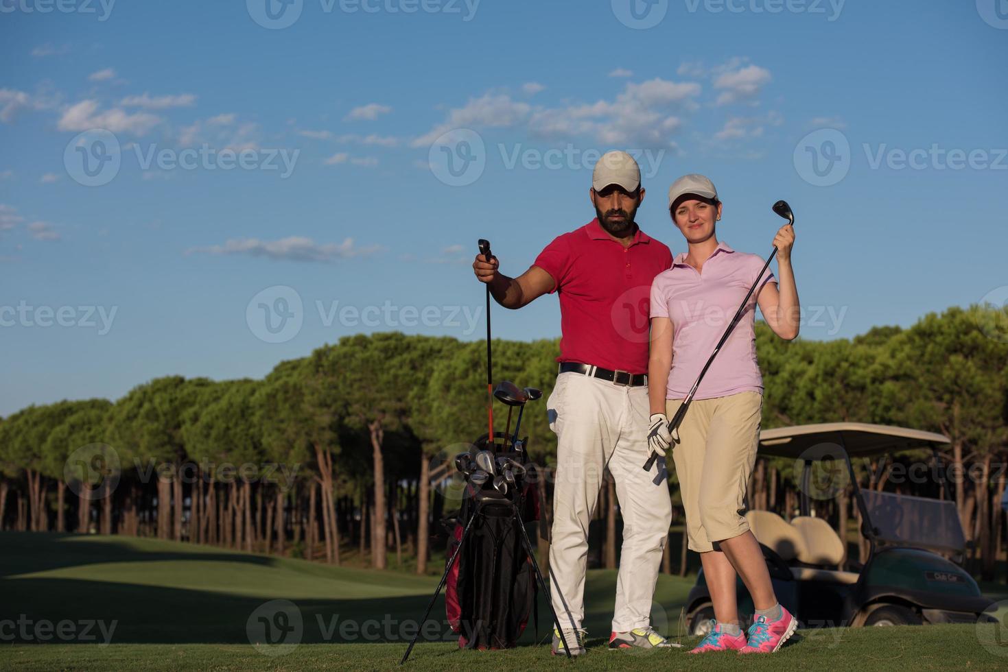 Porträt eines Paares auf dem Golfplatz foto