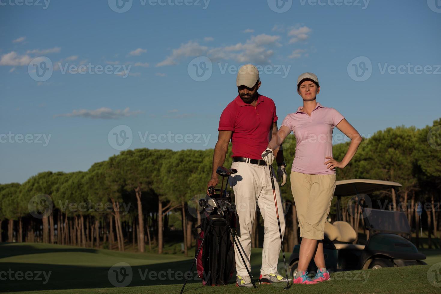 Porträt eines Paares auf dem Golfplatz foto