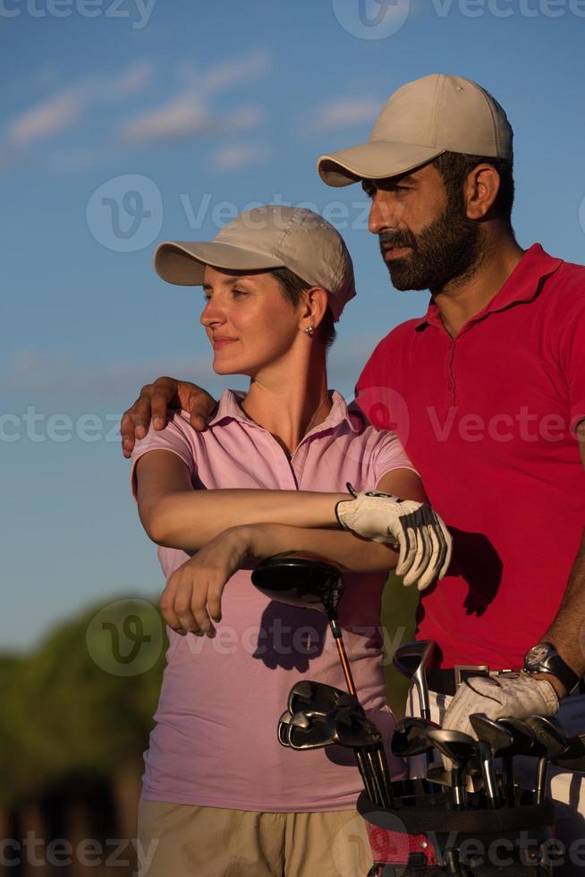 Porträt eines Paares auf dem Golfplatz foto