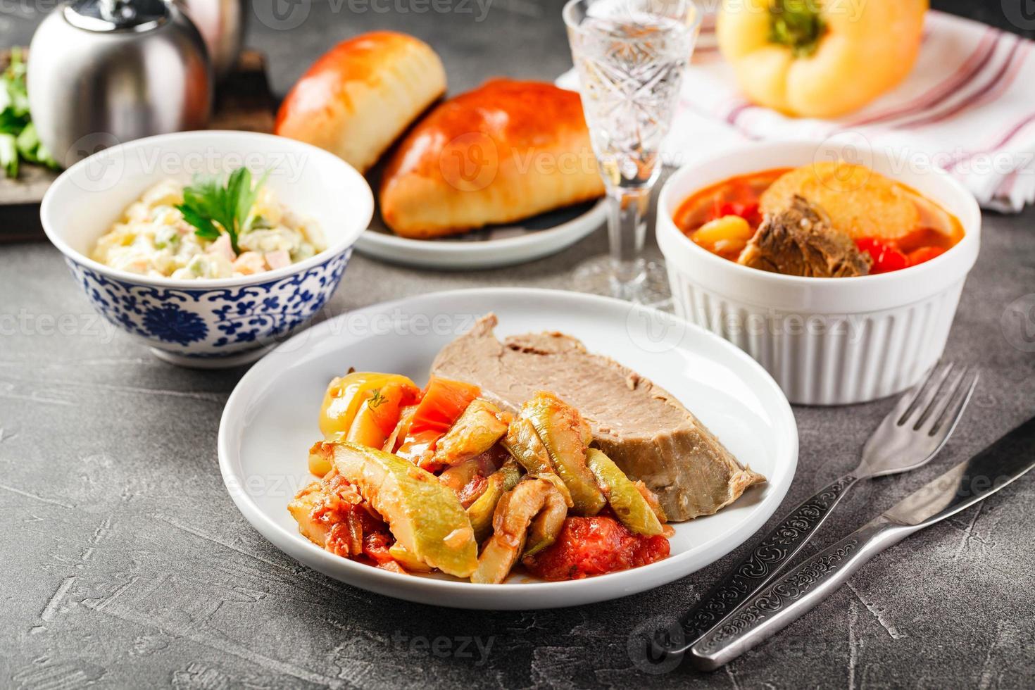 abendtisch mit verschiedenen gerichten, drei-gang-set aus drei-gänge-suppe, zweiter gang und salat auf dem tisch. Drei-Gänge-Menü foto