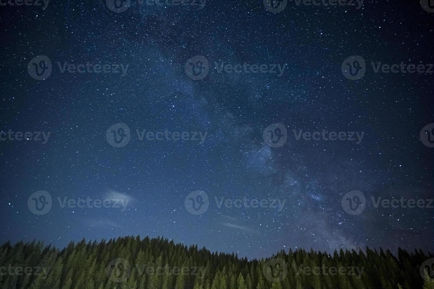 Nachtlandschaft mit Feld auf Hügeln und Milchstraßenhimmel in Bulgarien. foto