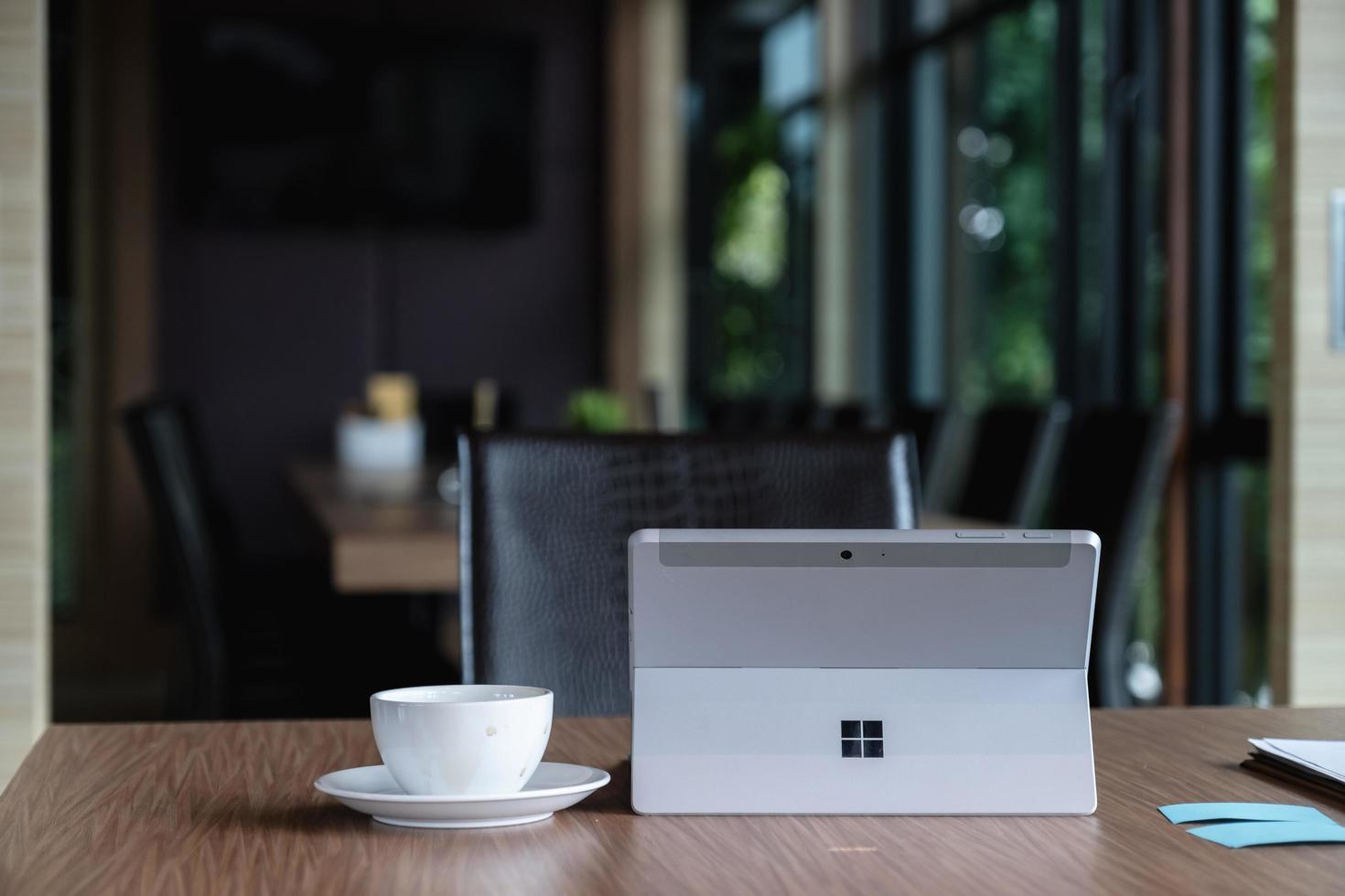 chiangmai, thailand - 15. oktober 2020 microsoft surface tablet auf dem schreibtisch. Erstellt von Microsoft für Windows 10. foto