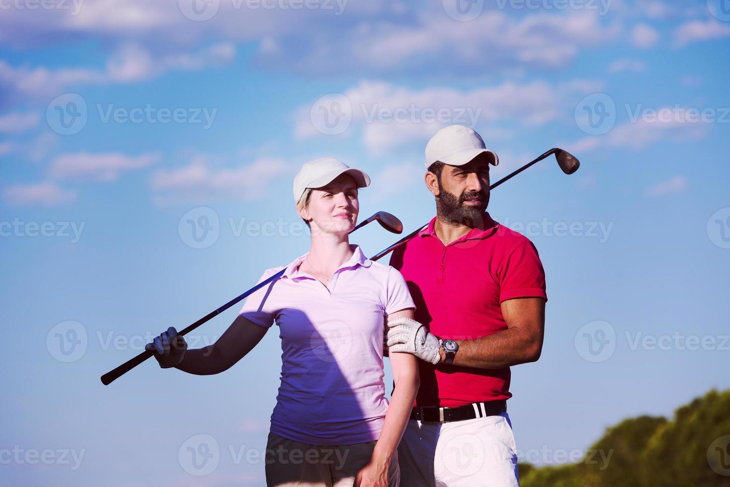 Porträt eines Paares auf dem Golfplatz foto