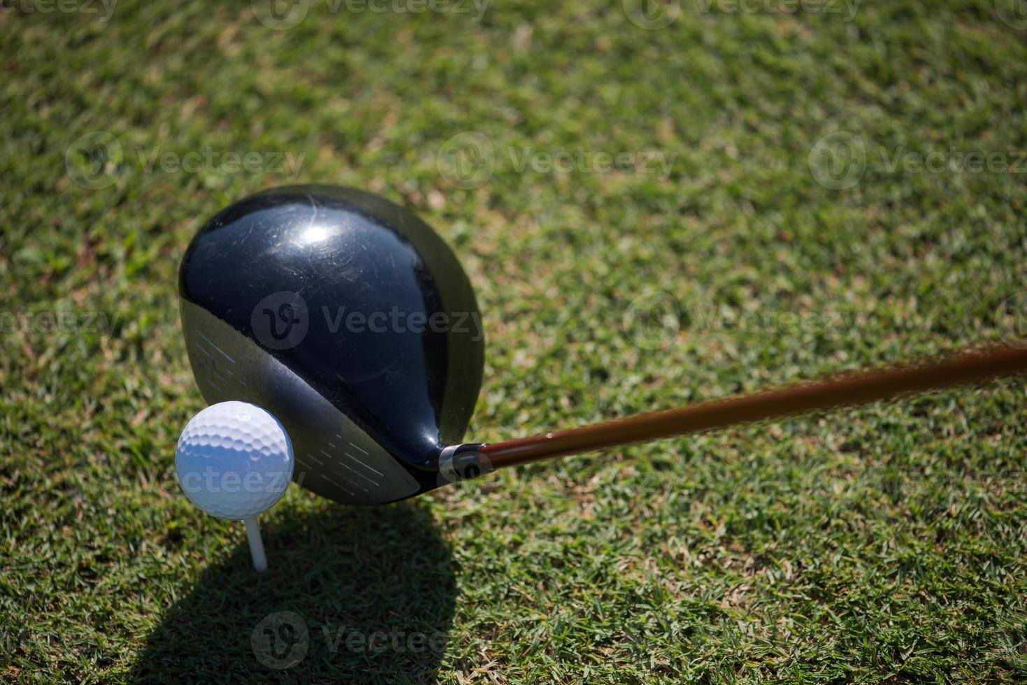 Draufsicht auf Golfschläger und Ball im Gras foto