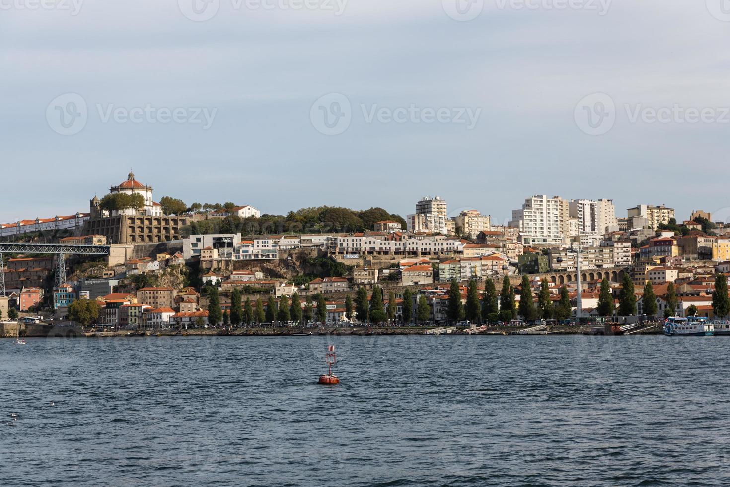 Blick auf Porto City am Flussufer foto