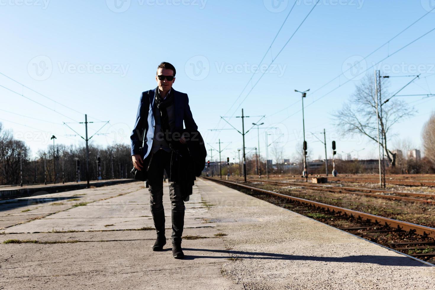 volle Länge eines Geschäftsmannes, der am Bahnsteig geht. foto