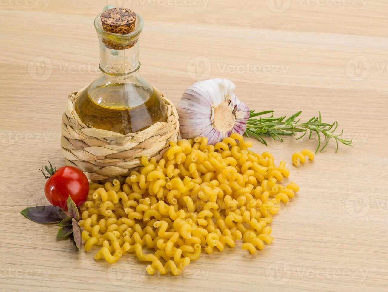 Fusilli auf Holzhintergrund foto