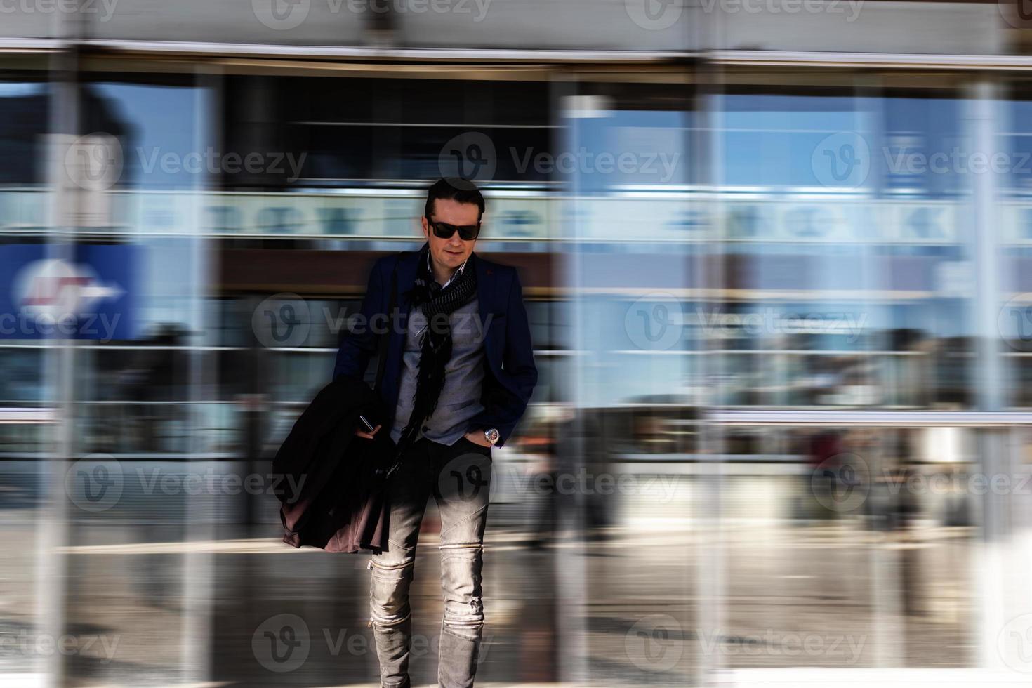 Geschäft in Bewegungsunschärfe am Flughafen-Gateway. foto