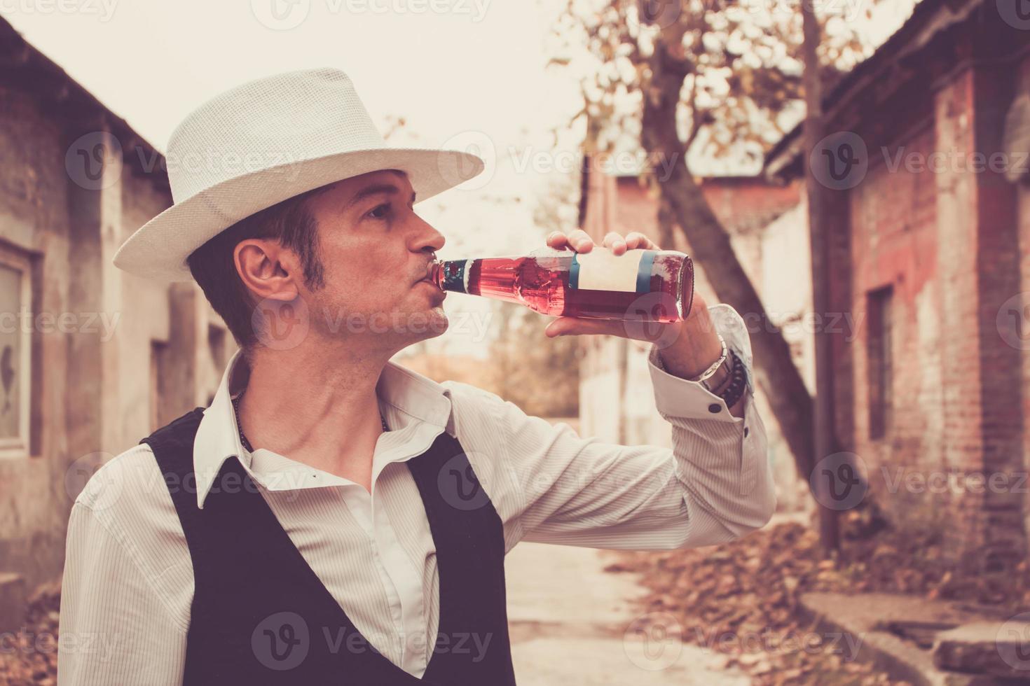 kaltes Bier trinken. foto