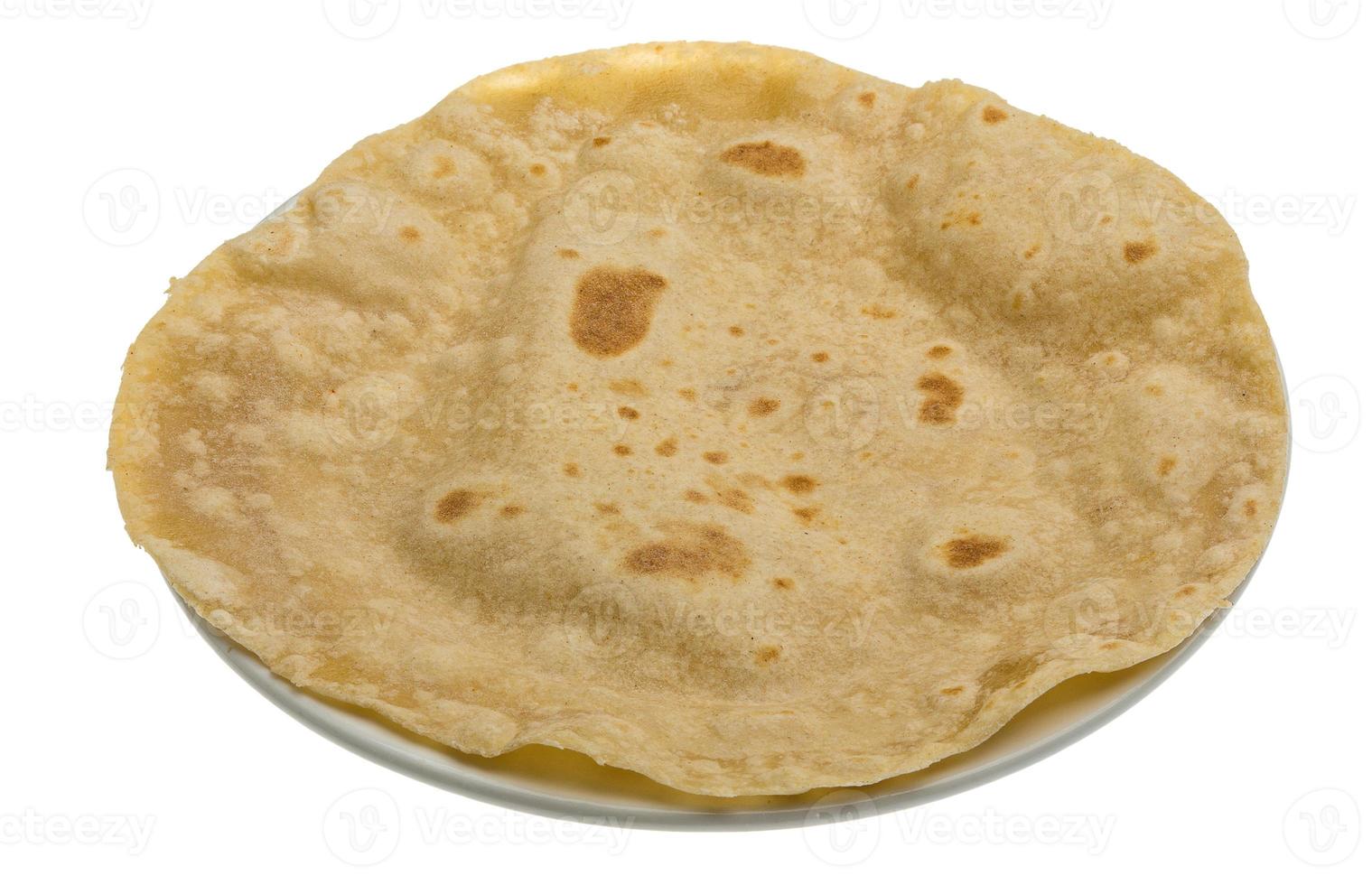 Chapati auf dem Teller und weißem Hintergrund foto