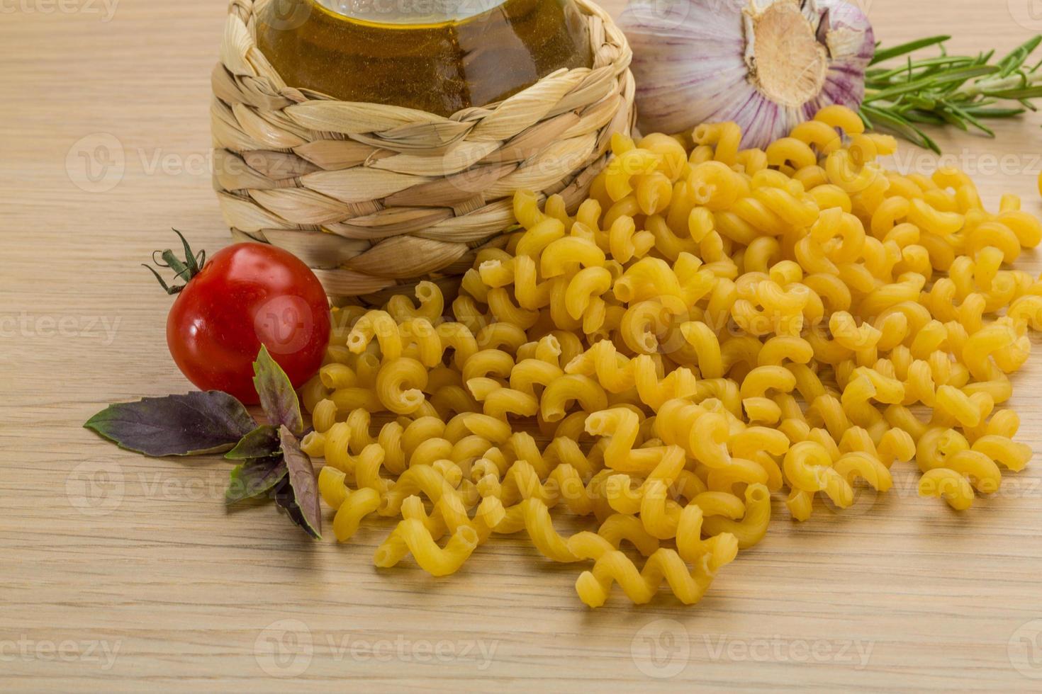 Fusilli auf Holzhintergrund foto