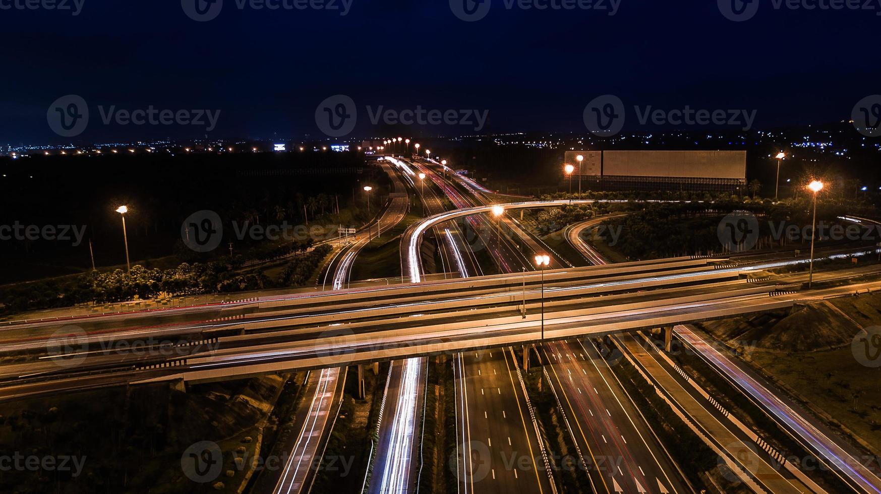 über der stadtautobahn bei nacht - vogelperspektive - drohne - draufsicht foto