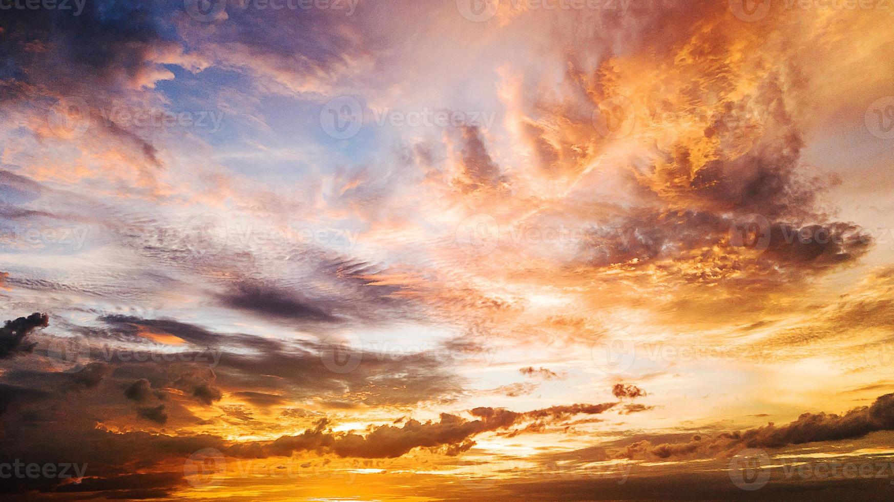 bunter sonnenunterganghimmel in der dämmerungszeit foto