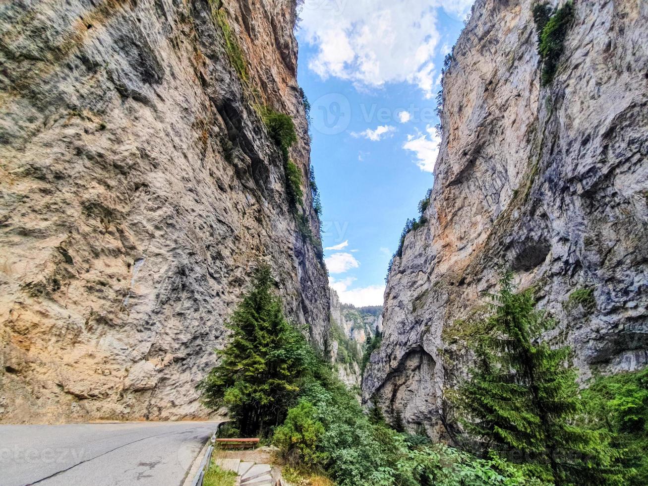 Kurvenreiche Straße zwischen steilen Felsen der Trigrad-Schlucht in den westlichen Rhodopen, Bulgarien. foto