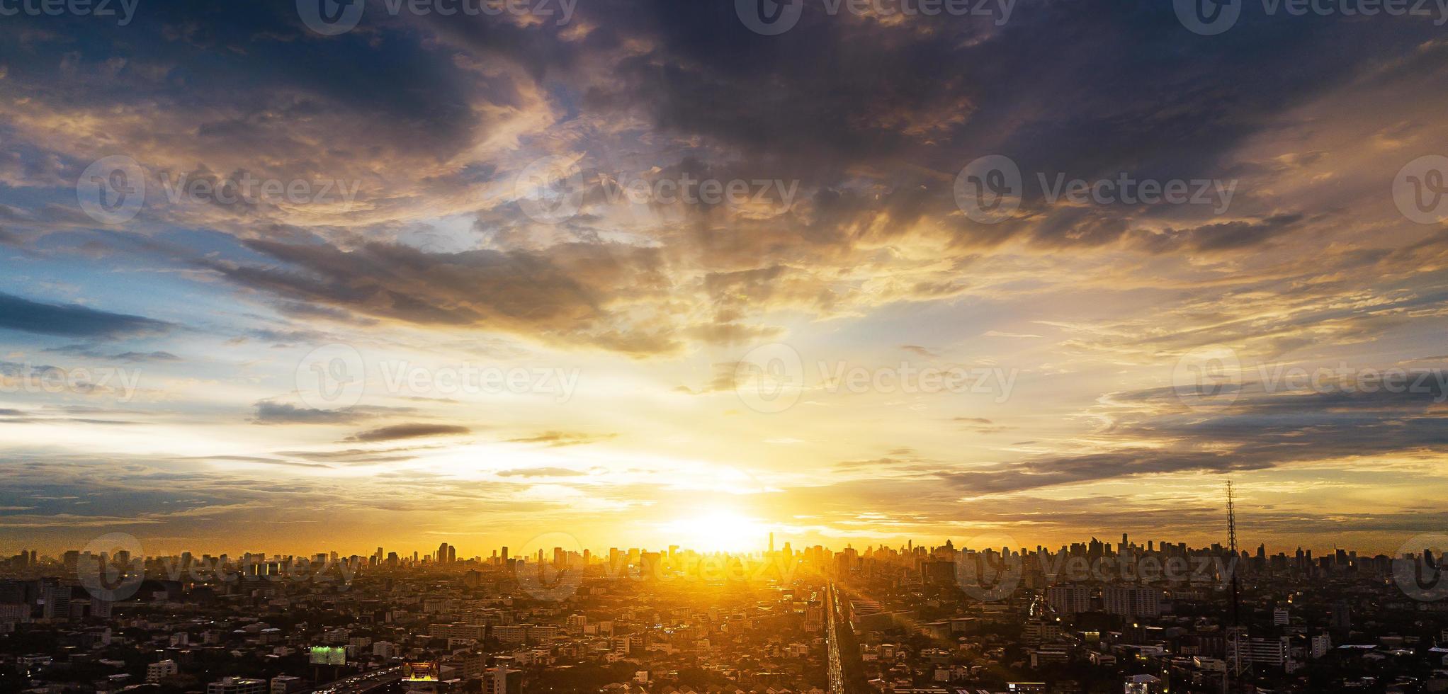 Abendwolkengebilde in der Stadt, bunter Sonnenuntergang foto