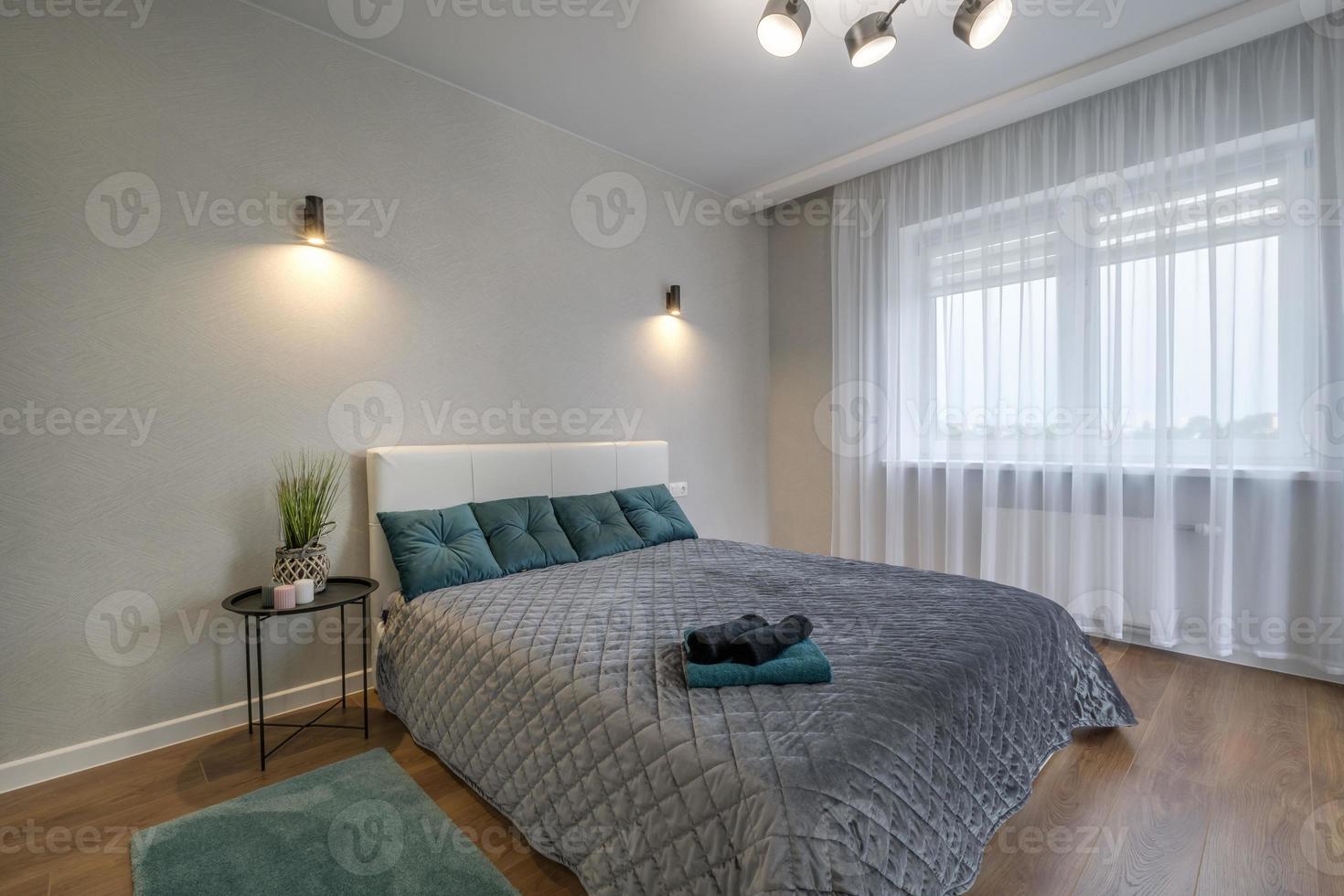 Interieur des modernen Luxus-Schlafzimmers in Studio-Apartments im hellen Farbstil foto