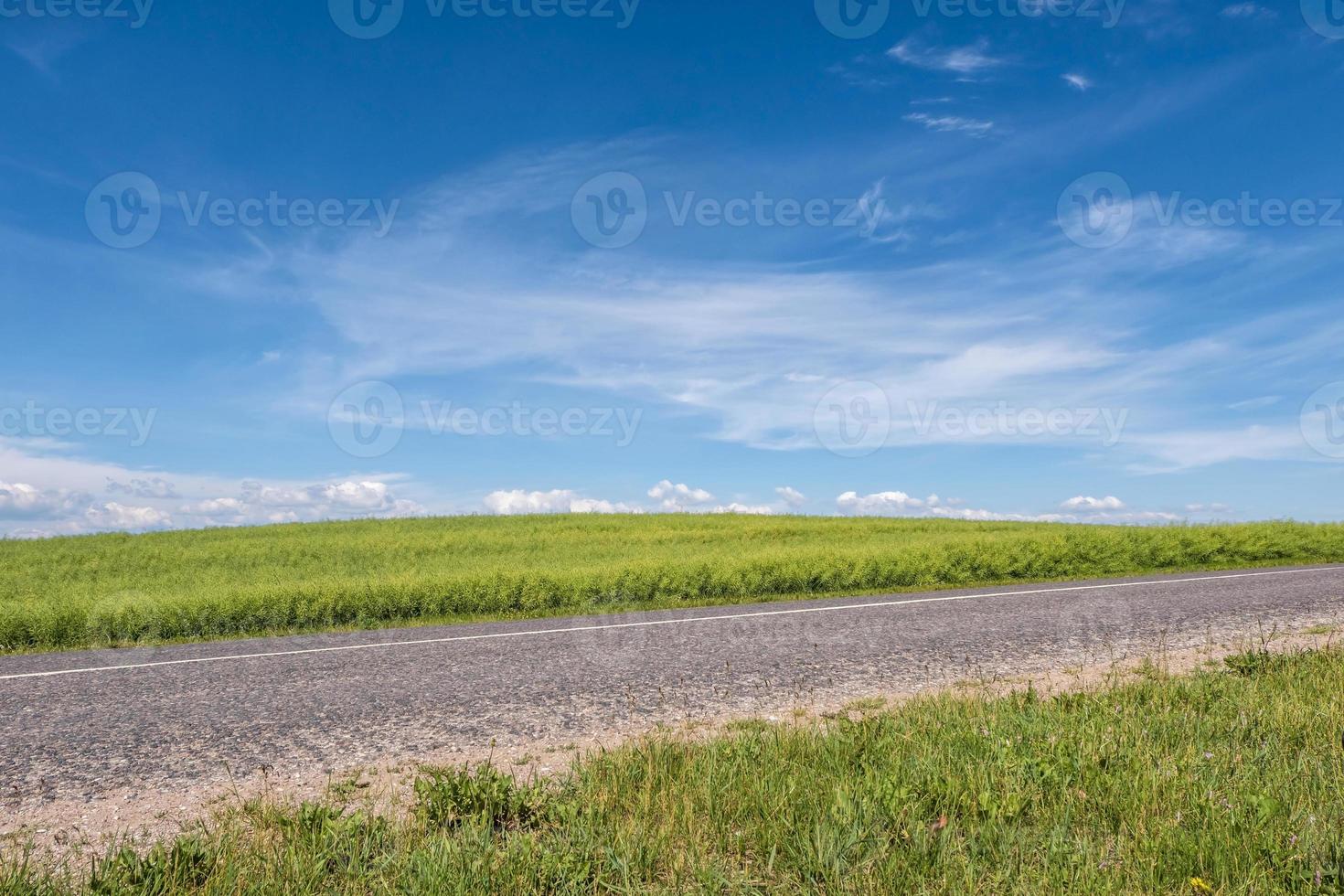 asphaltautobahn leere straße und klarer blauer himmel mit panoramischer landschaft foto