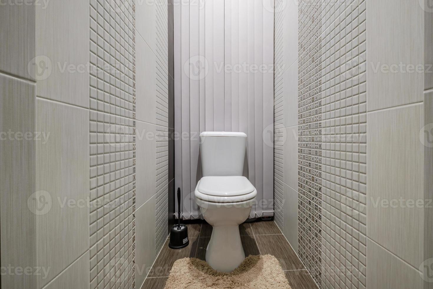 Toilette und Detail einer Eckduschkabine mit wandmontierter Duschvorrichtung foto