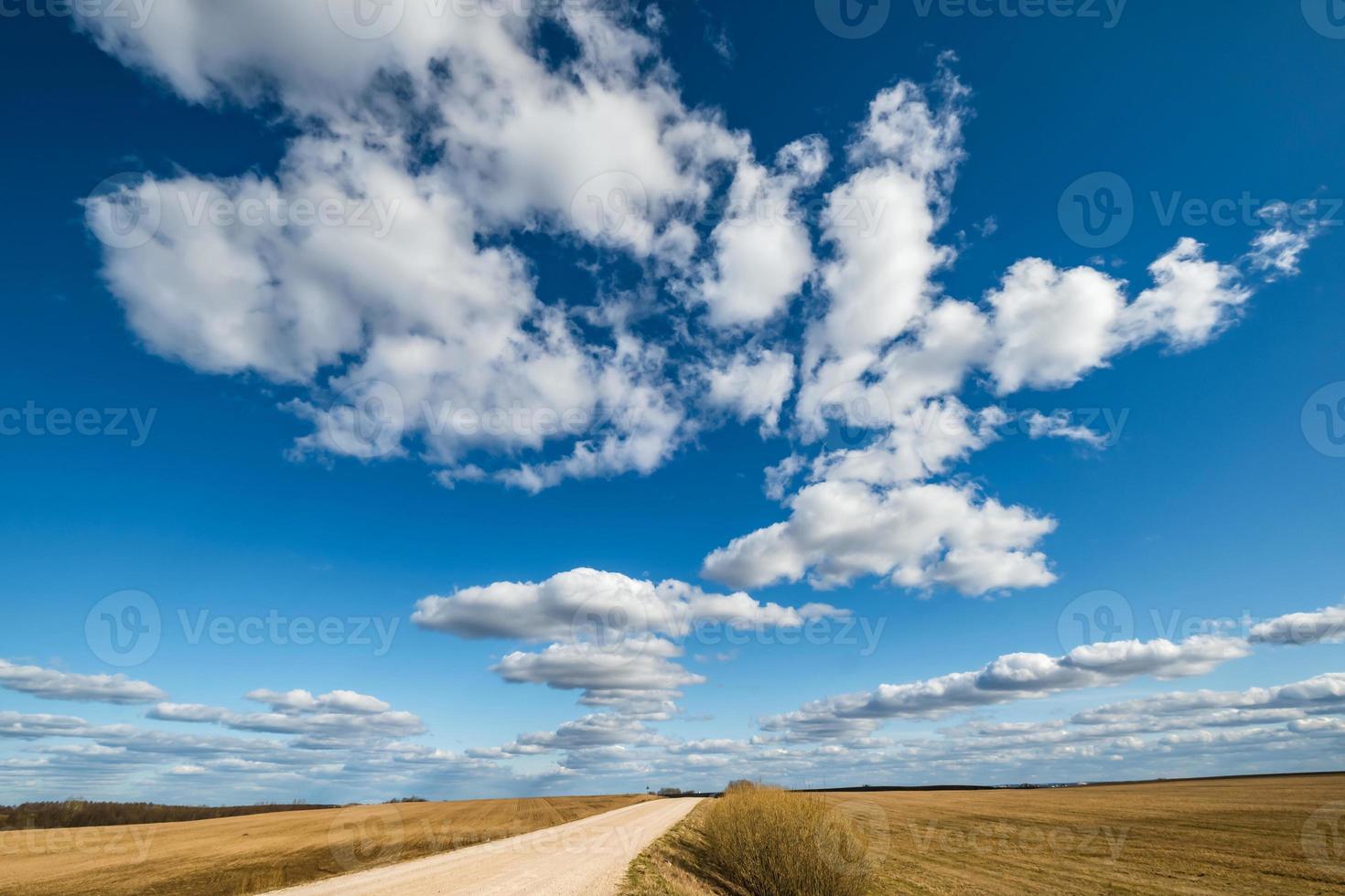 Landschaft mit blauem Himmelshintergrund und großen weißen winzigen Stratus-Zirrus-Streifenwolken foto