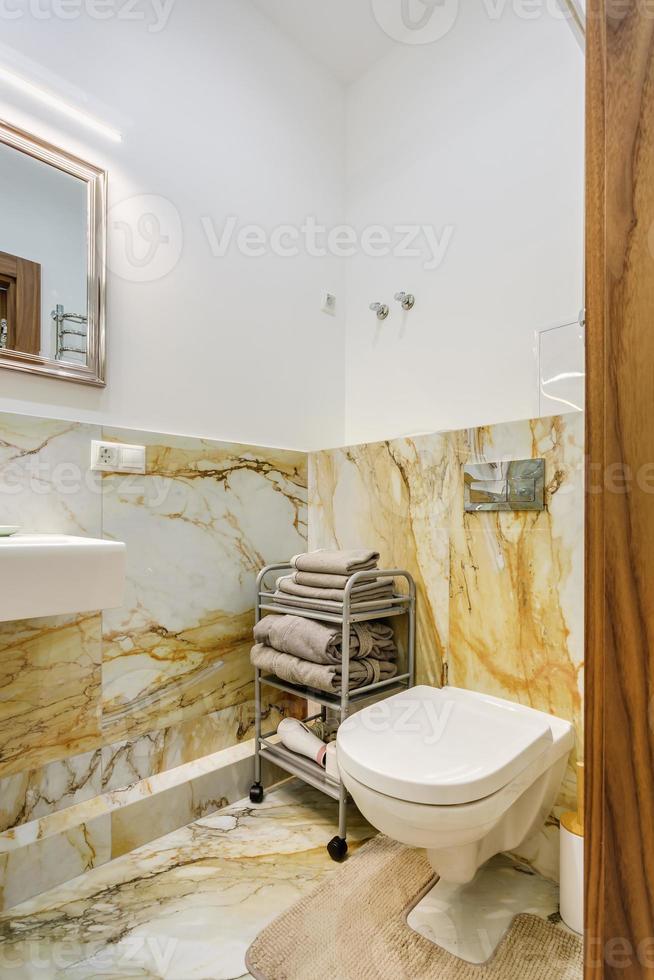 Details der Eckduschkabine mit wandmontierter Duschvorrichtung und Wasserhahnwaschbecken mit Wasserhahn im teuren Badezimmer foto