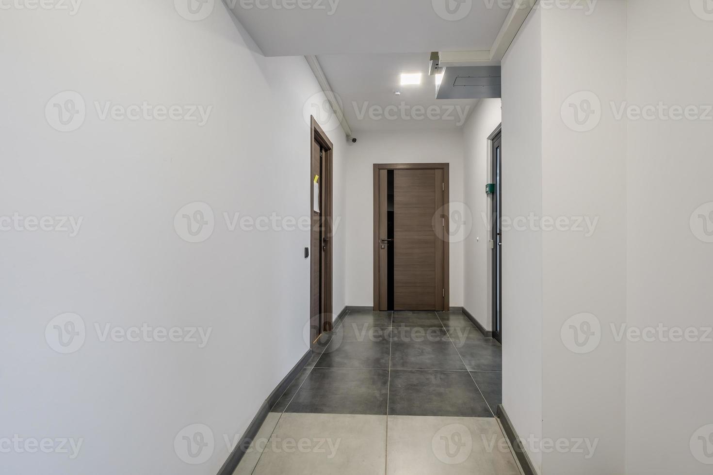 langer weißer leerer korridor im innenraum der eingangshalle moderner wohnungen, büros oder kliniken foto