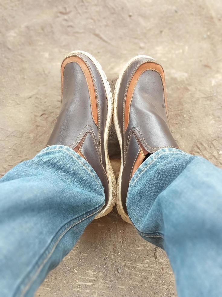 ein Paar Füße mit braunen Schuhen foto