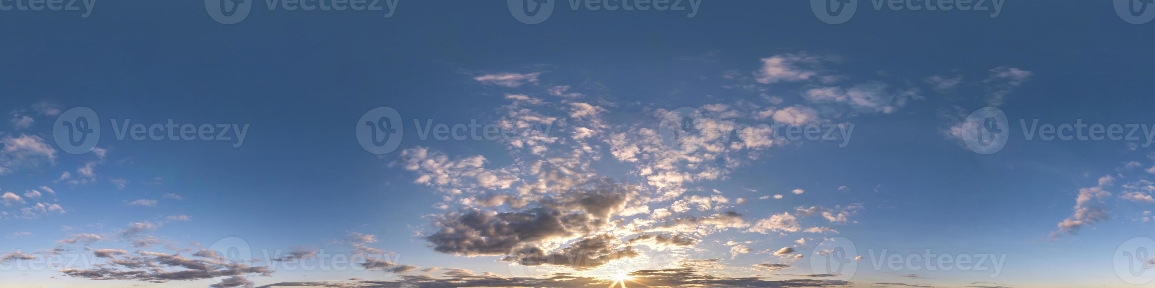 nahtloser abendlicher blauer himmel hdri panorama 360-grad-winkelansicht mit zenit und schönen wolken zur verwendung in 3d-grafiken als himmelskuppel oder drohnenaufnahme bearbeiten foto