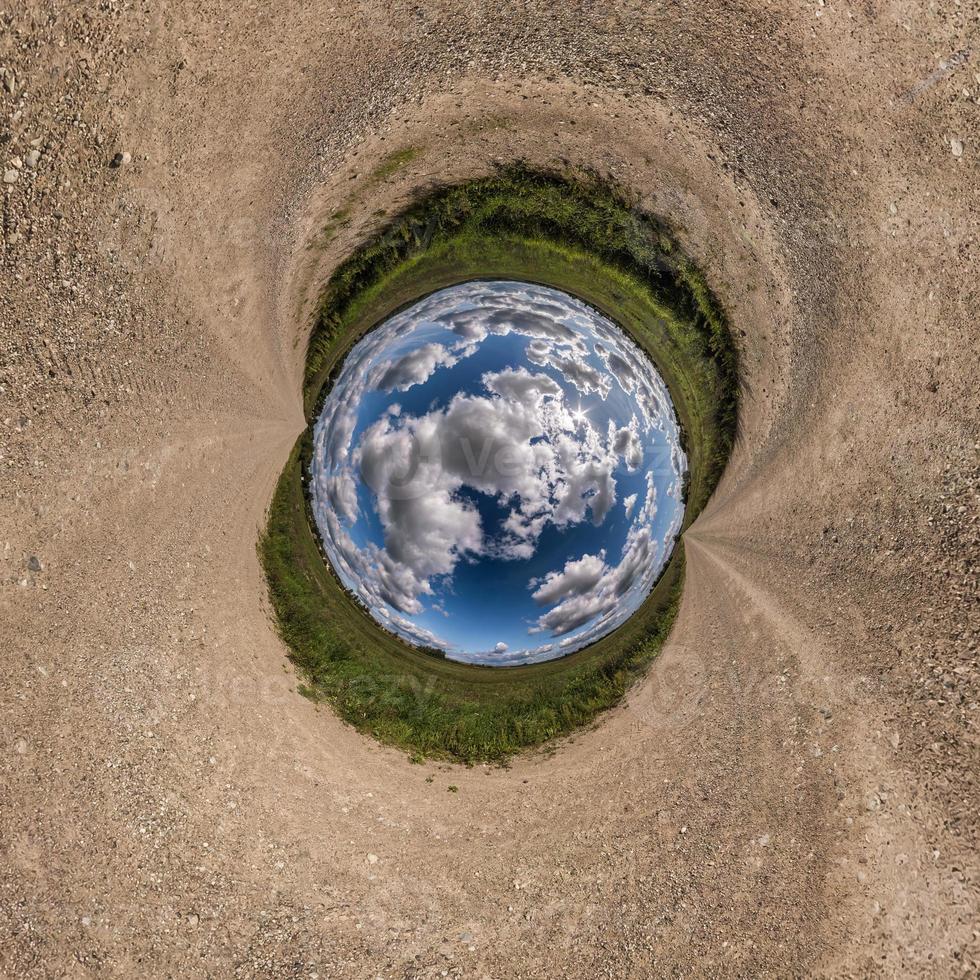 blauer Kugel kleiner Planet im Schotterweg oder Feldhintergrund. foto