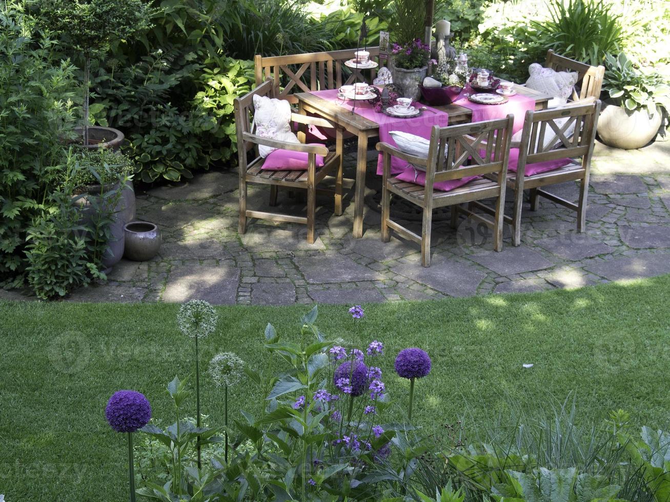 sommerzeit in einem deutschen garten foto