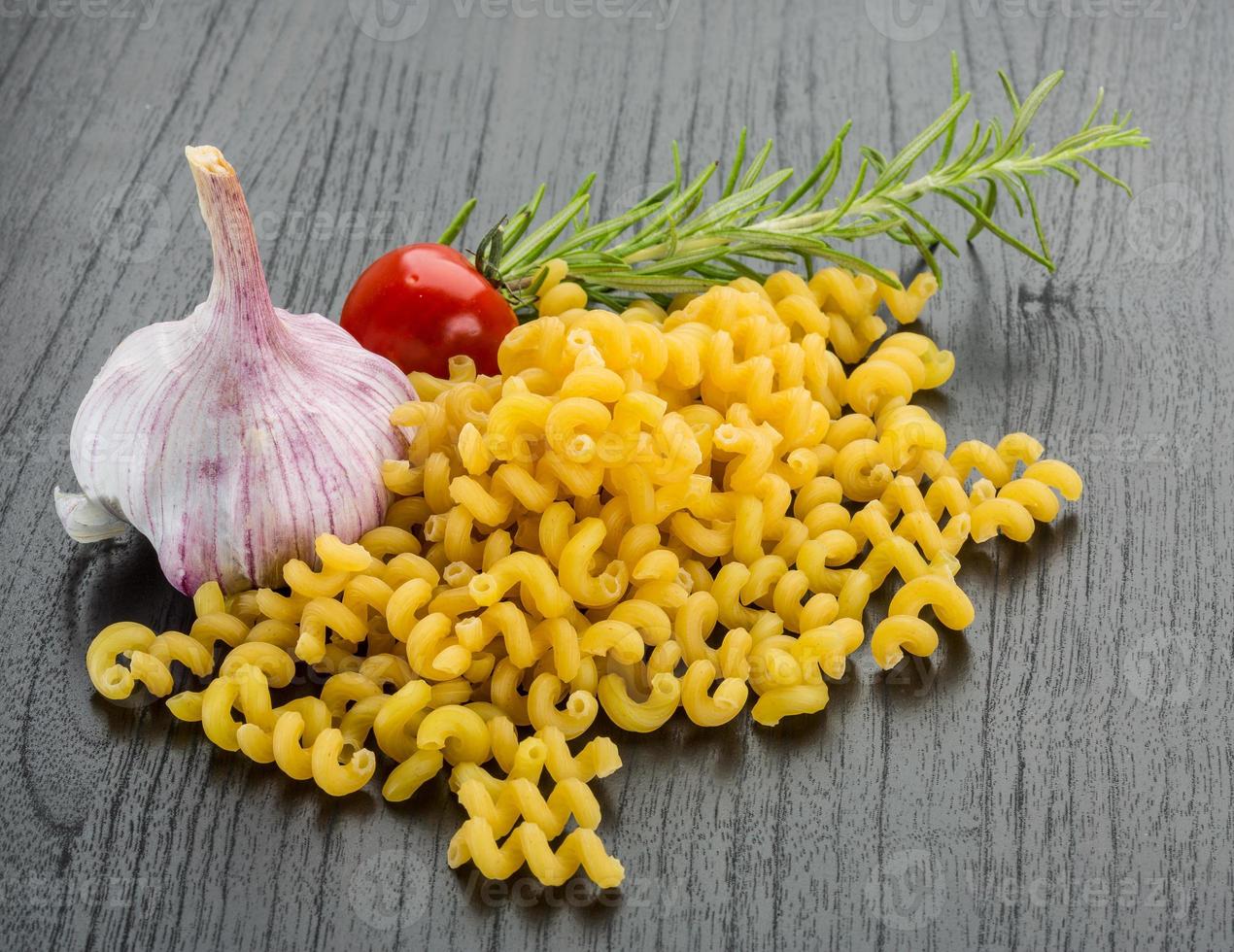 Fusilli auf Holzhintergrund foto