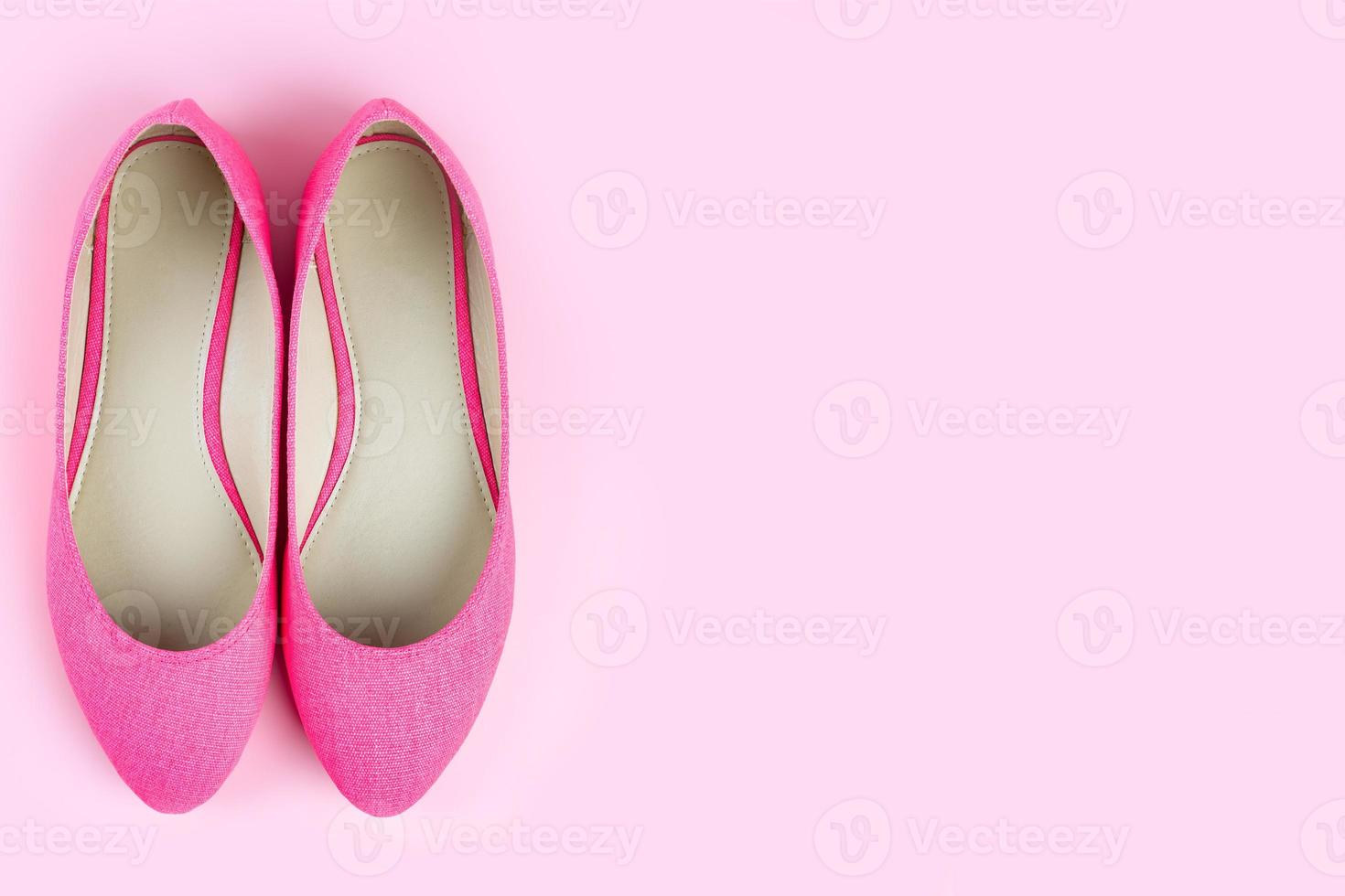 Paar rosa klassische elegante Schuhe isoliert auf rosa Hintergrund mit Kopierraum foto