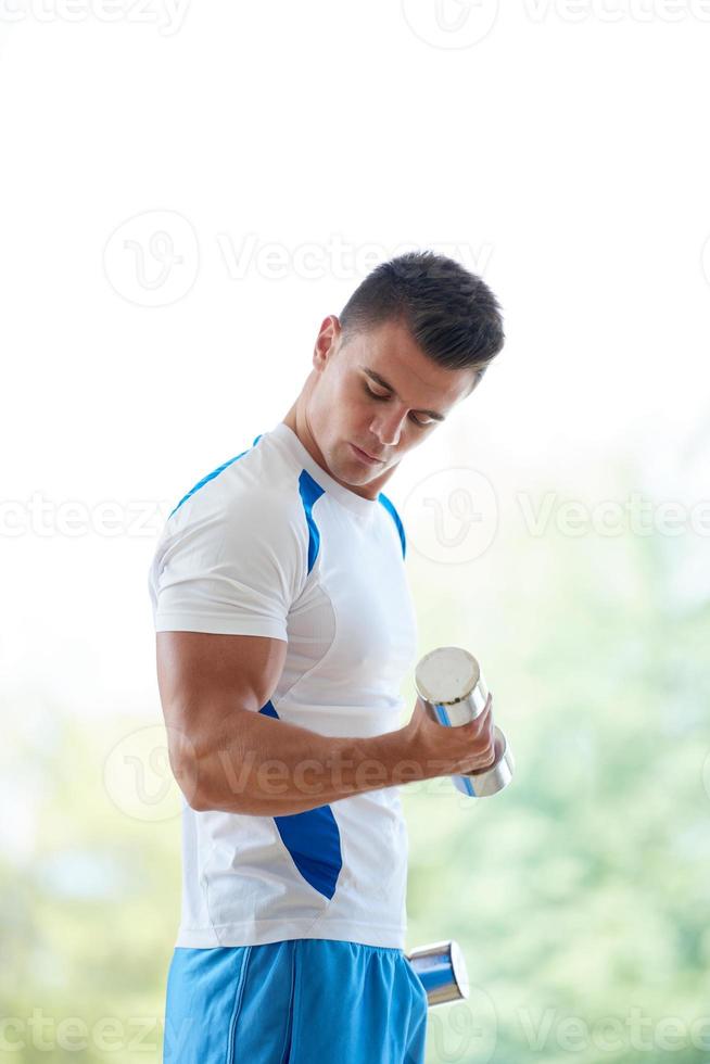 Mann trainiert mit Gewichten foto