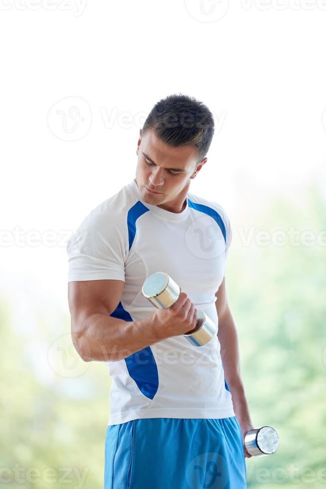 Mann trainiert mit Gewichten foto