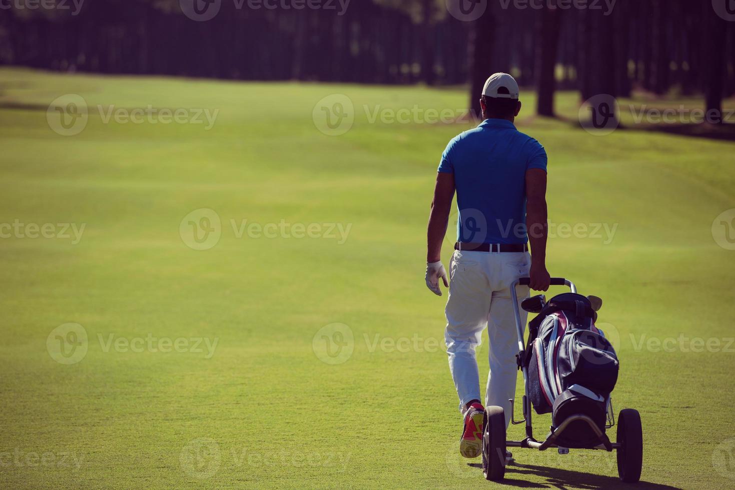 golfspieler, der mit radtasche geht foto