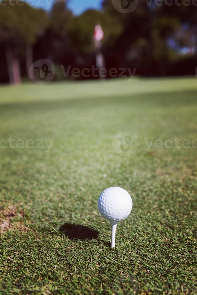 Golfball auf Abschlag foto