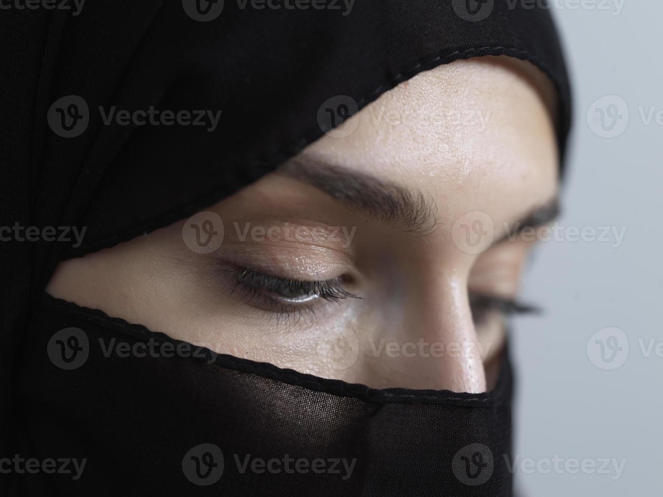 Porträt einer muslimischen Frau mit Niqab und traditioneller arabischer Kleidung oder Abaya foto