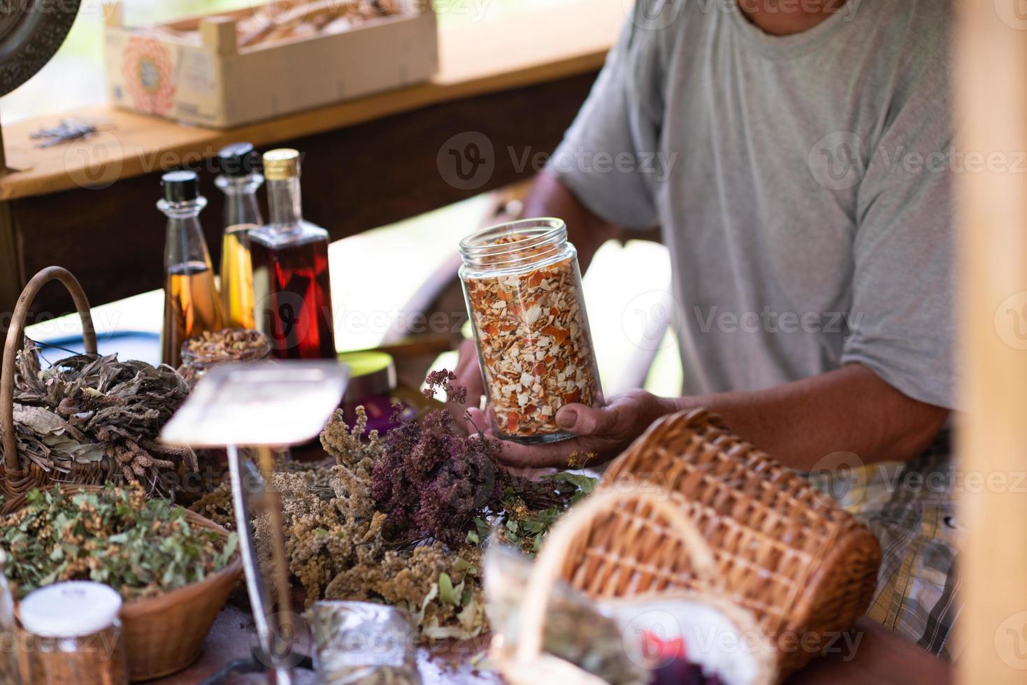 Kräuterkundler im Laden foto