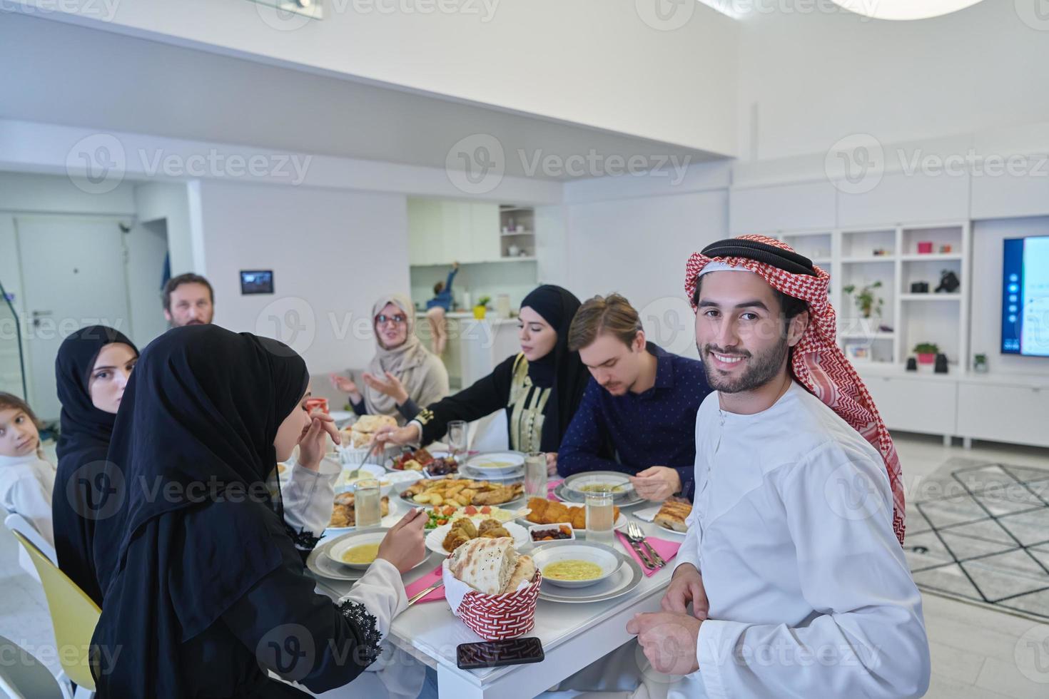 muslimische familie, die während des ramadan iftar zusammen hat. foto
