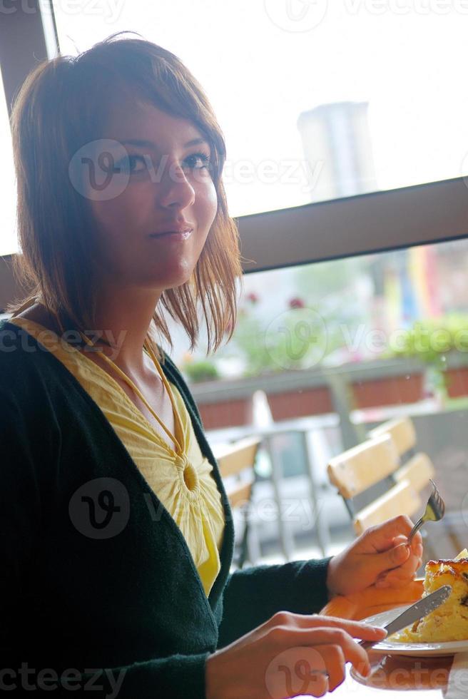 Frau, die in einem Restaurant isst foto