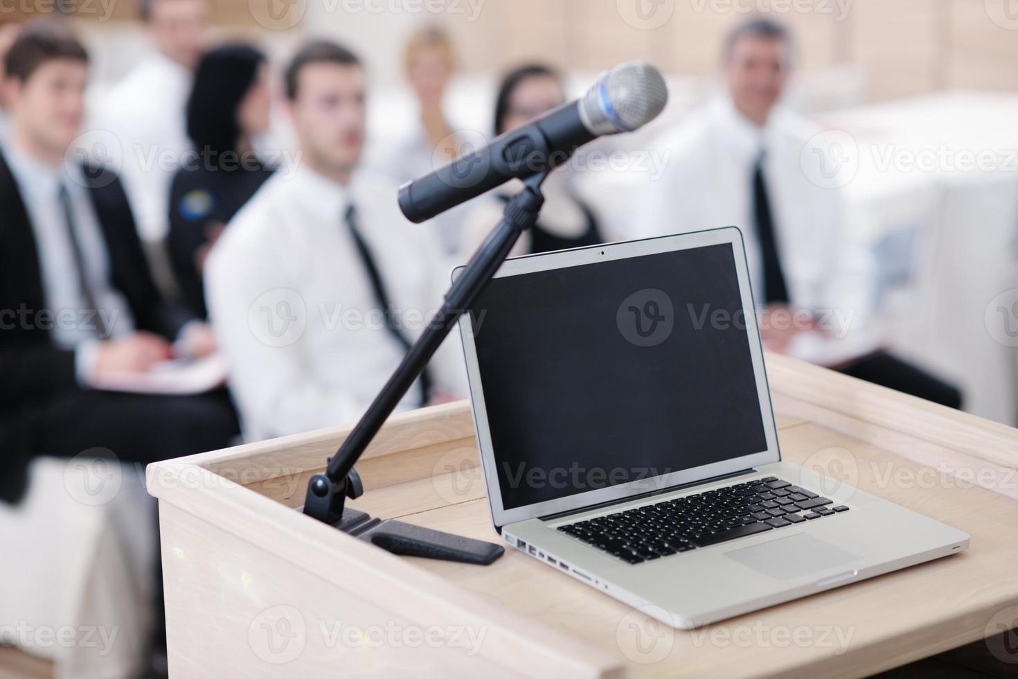 Laptop auf dem Rednerpult der Konferenz foto